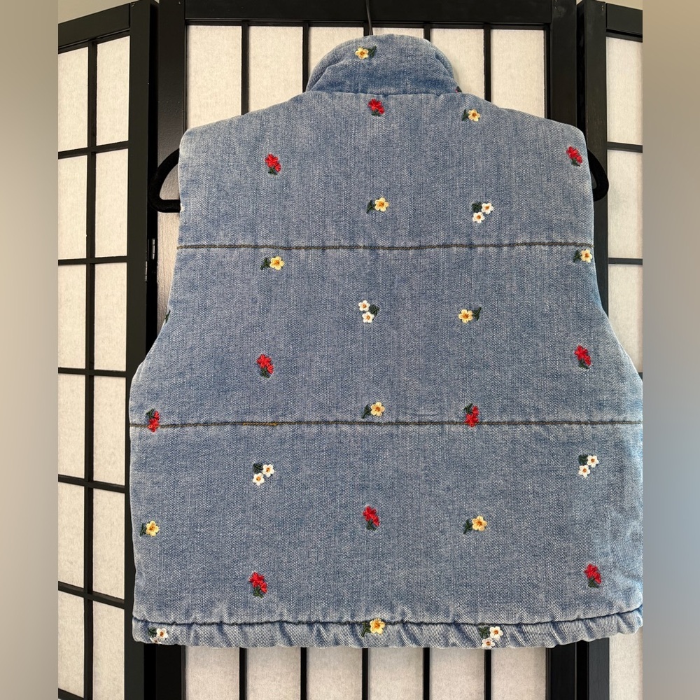 Fashion Nova Chaleco Kylie Blue Denim Vest Embroidery Medium NWT - Picture 4 of 5